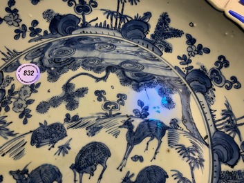 Un plat en porcelaine de Chine en bleu et blanc &agrave; d&eacute;cor de cerfs, oiseaux et insectes, Jiajing