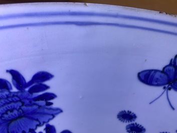 Un grand bol en porcelaine de Chine en bleu et blanc, Wanli