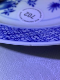 Een Chinees blauw-wit bord met Lange Lijzen, Kangxi merk en periode