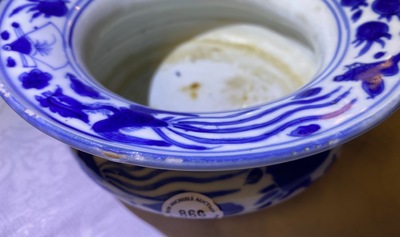 Een Chinese blauw-witte kwispedoor, zha dou, Ming