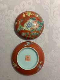 Een gevarieerde collectie monochroom Chinees porselein, 19/20e eeuw