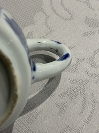 Une th&eacute;i&egrave;re en porcelaine de Chine en bleu et blanc, marque Yu, Kangxi
