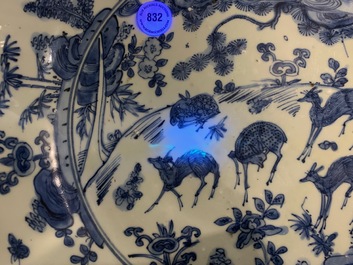 Een Chinese blauw-witte schotel met herten, vogels en insecten, Jiajing