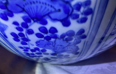 Een grote Chinese blauw-witte kom met eenden, Wanli