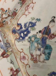 Een Chinese hexagonale famille rose terrine op onderschotel, Qianlong