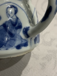 Een Chinese blauw-witte theepot met Lange Lijzen, Yu merk, Kangxi
