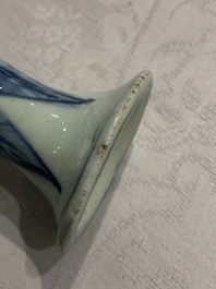 Trois vases, un lave-pinceaux et un bol sur piedouche en porcelaine de Chine en bleu et blanc, Ming et apr&egrave;s