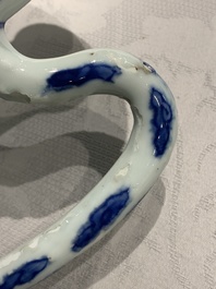 Une verseuse en porcelaine de Chine bleu et blanc &agrave; d&eacute;cor floral, &eacute;poque Transition