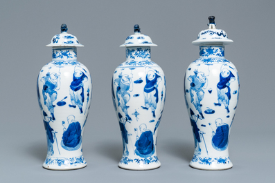 Une garniture de cinq vases en porcelaine de Chine en bleu et blanc, marque de Kangxi, 19&egrave;me