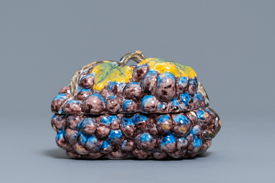 Une terrine couverte en forme d'une grappe de raisins en fa&iuml;ence polychrome de Delft, 18&egrave;me