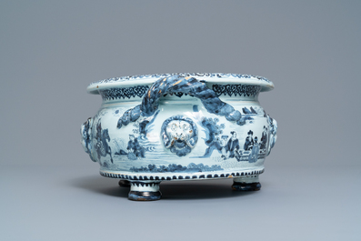 An exceptional Dutch Delft blue and white chinoiserie jardini&egrave;re, late 17th C.