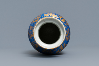 Een Chinese poederblauwe rouleau vaas met verguld decor, 19e eeuw