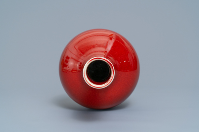 Un vase de forme bouteille en porcelaine de Chine monochrome langyao, 18/19&egrave;me