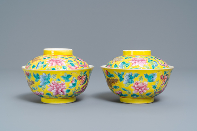 Une paire de bols couverts en porcelaine de Chine famille rose &agrave; d&eacute;cor de dragons et ph&eacute;nix, 19&egrave;me