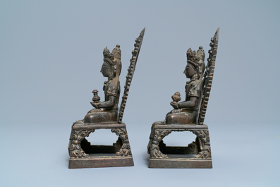 Une paire de figures du Bouddha Amitayus en bronze, Sino-Tibet, Qianlong