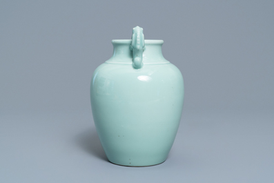 Een Chinese monochrome celadon vaas met drakenoren, Qianlong merk, 19/20e eeuw