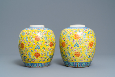 Une paire de pots en porcelaine de Chine famille rose &agrave; fond jaune, marque de Qianlong, 19&egrave;me