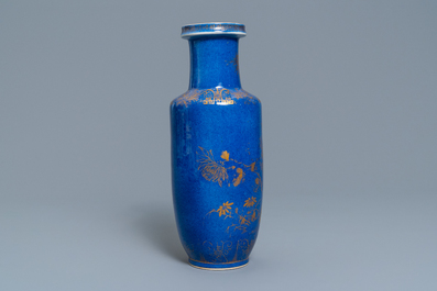 Un vase de forme rouleau en porcelaine de Chine bleu poudr&eacute; et dor&eacute;, 19&egrave;me