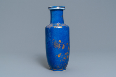 Een Chinese poederblauwe rouleau vaas met verguld decor, 19e eeuw