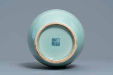 Un vase en porcelaine de Chine c&eacute;ladon monochrome aux anses en forme de dragons, marque de Qianlong, 19/20&egrave;me