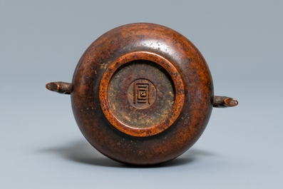 Een Chinese bronzen wierookbrander, 19/20e eeuw