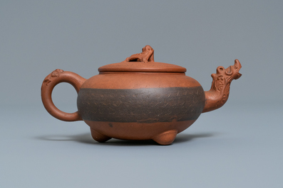 Een Chinese Yixing steengoed theepot met drakentuit, 19/20e eeuw