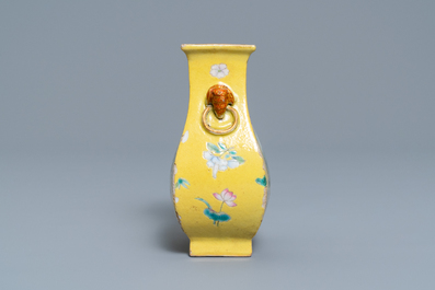 Un vase en porcelaine de Chine famille rose &agrave; fond jaune, 19/20&egrave;me