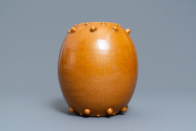 Un pot en porcelaine de Chine brun monochrome, 19&egrave;me