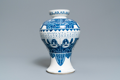 Deux vases en porcelaine de Chine en bleu et blanc, 19&egrave;me