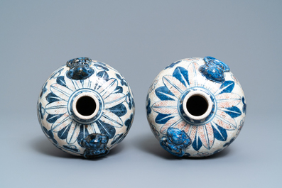 Een paar Chinese blauw-witte en koperrode Nanking craquel&eacute; meiping vazen, 19e eeuw