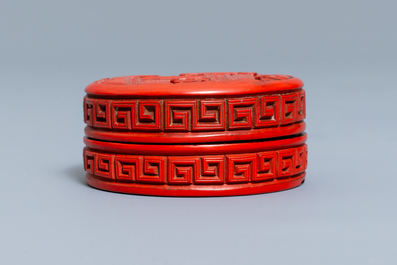 Een Chinese dekseldoos in rood lakwerk, 18/19e eeuw