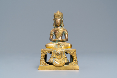 Een Sino-Tibetaanse verguld bronzen figuur van Boeddha Amitayus, Qianlong