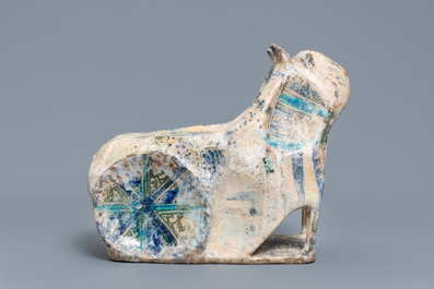 Een model van een kat samengesteld uit fragmenten Islamitische keramiek, 20e eeuw