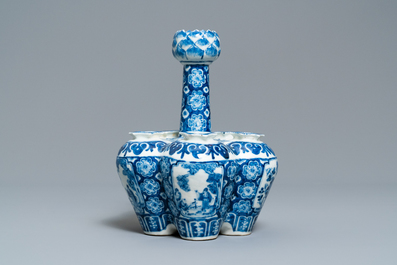 Deux vases en porcelaine de Chine en bleu et blanc, 19&egrave;me