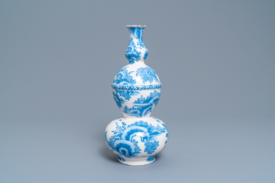 Un vase de forme double gourde en fa&iuml;ence de Delft en bleu et blanc &agrave; d&eacute;cor de chinoiserie, dernier quart du 17&egrave;me