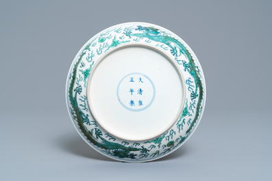 Une coupe en porcelaine de Chine famille verte &agrave; d&eacute;cor d'un dragon, marque de Yongzheng, 19/20&egrave;me