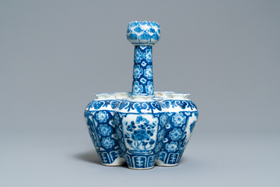 Deux vases en porcelaine de Chine en bleu et blanc, 19&egrave;me