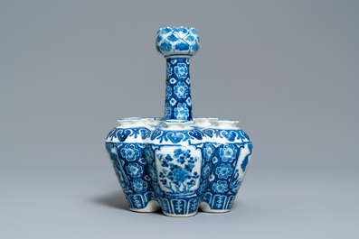 Deux vases en porcelaine de Chine en bleu et blanc, 19&egrave;me