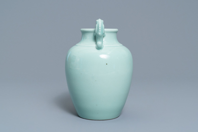Een Chinese monochrome celadon vaas met drakenoren, Qianlong merk, 19/20e eeuw