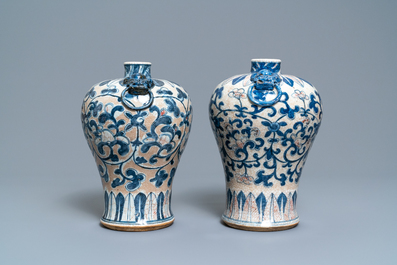 Une paire de vases de forme meiping en porcelaine de Chine en bleu, blanc et rouge de fer, 19&egrave;me