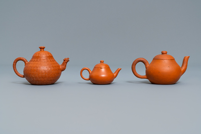 Trois th&eacute;i&egrave;res couvertes en gr&egrave;s de Yixing, marques en creux, Chine, 18/19&egrave;me