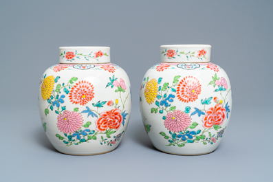 Une paire de pots couverts en porcelaine de Chine famille rose &agrave; d&eacute;cor floral, Yongzheng