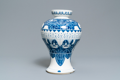 Deux vases en porcelaine de Chine en bleu et blanc, 19&egrave;me