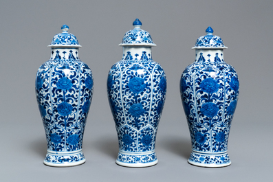 Une garniture de cinq vases en porcelaine de Chine en bleu et blanc &agrave; d&eacute;cor floral, Kangxi