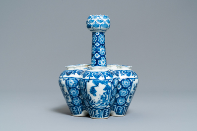 Deux vases en porcelaine de Chine en bleu et blanc, 19&egrave;me