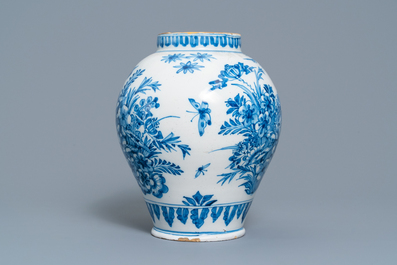 A blue and white Delftware chinoiserie jar, London or Frankfurt, late 17th C.