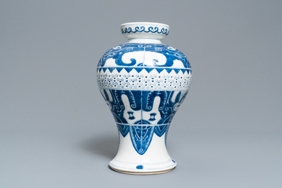 Deux vases en porcelaine de Chine en bleu et blanc, 19&egrave;me