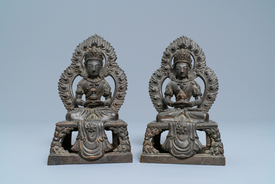 Une paire de figures du Bouddha Amitayus en bronze, Sino-Tibet, Qianlong