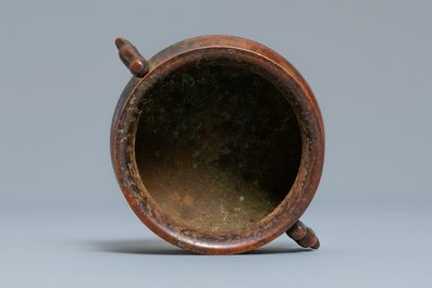 A Chinese bronze two-handled censer, 19/20th C.