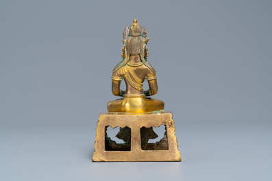 Une figure du Bouddha Amitayus en bronze dor&eacute;, Sino-Tibet, Qianlong